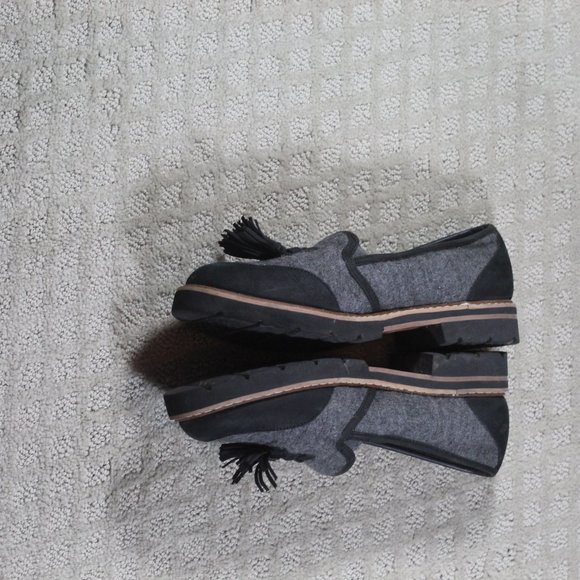 Aerosoles Size 6M Black & Grey Tasseled Loafers - Picture 4 of 7
